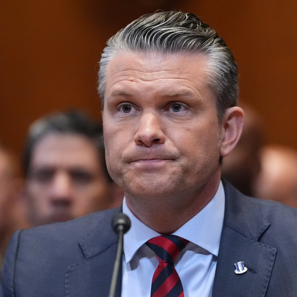 El secretario de Defensa, Pete Hegseth, escucha atentamente en una audiencia del subcomité de Asignaciones del Senado para la defensa, relativa a la solicitud de presupuesto para el Departamento de Defensa, el martes 12 de mayo de 2026, en Washington.