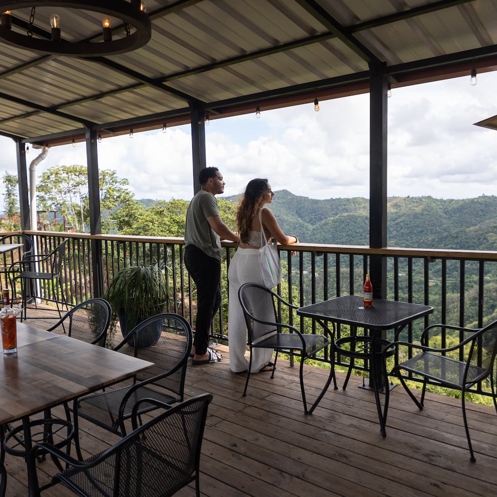 Además del “fresquito”, desde la terraza y el interior del Restaurante 3 Pueblos, entre Ponce, Jayuya y Utuado, los comensales pueden disfrutar de vistas privilegiadas.