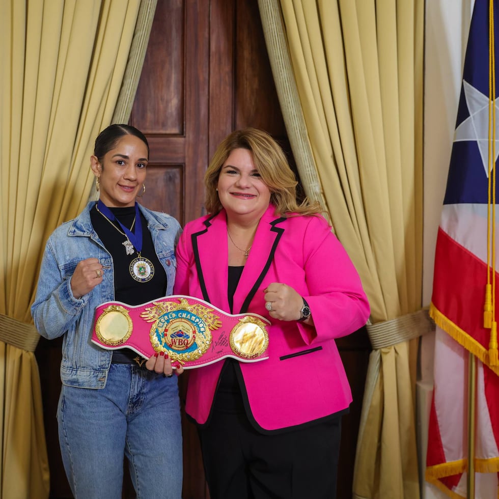 Jenniffer González posa junto a Amanda Serrano en La Fortaleza.