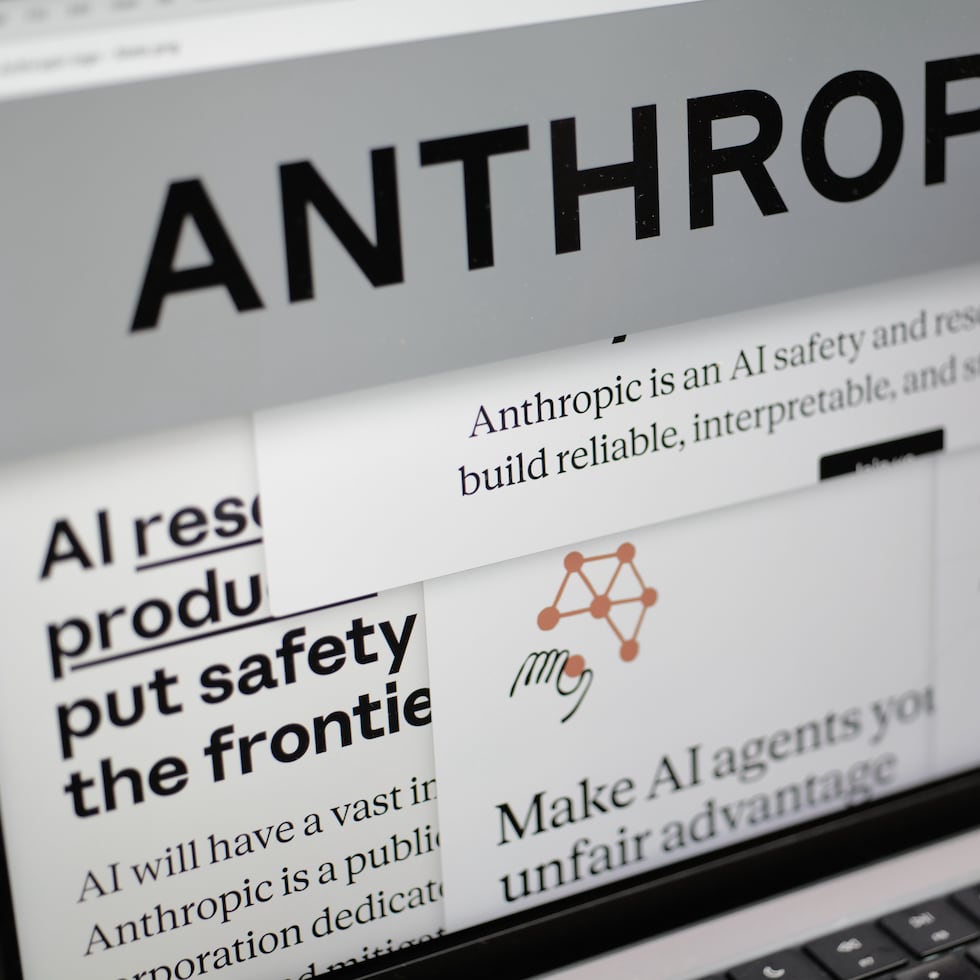 Páginas del sitio web de Anthropic y el logotipo de la empresa se muestran en una pantalla de computadora en Nueva York el jueves 26 de febrero de 2026.