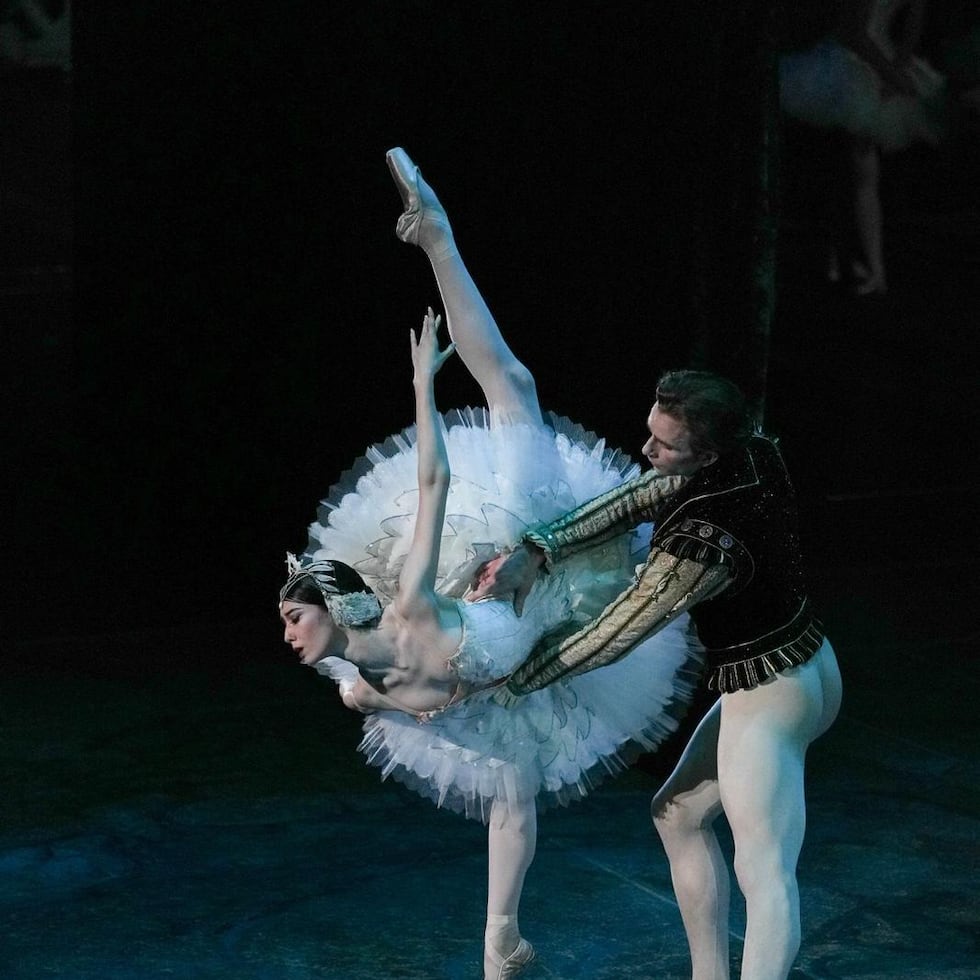 "El lago de los cisnes", con música del compositor ruso Piotr Ilich Tchaikovsky, es uno de los ballets más emblemáticos de la historia.