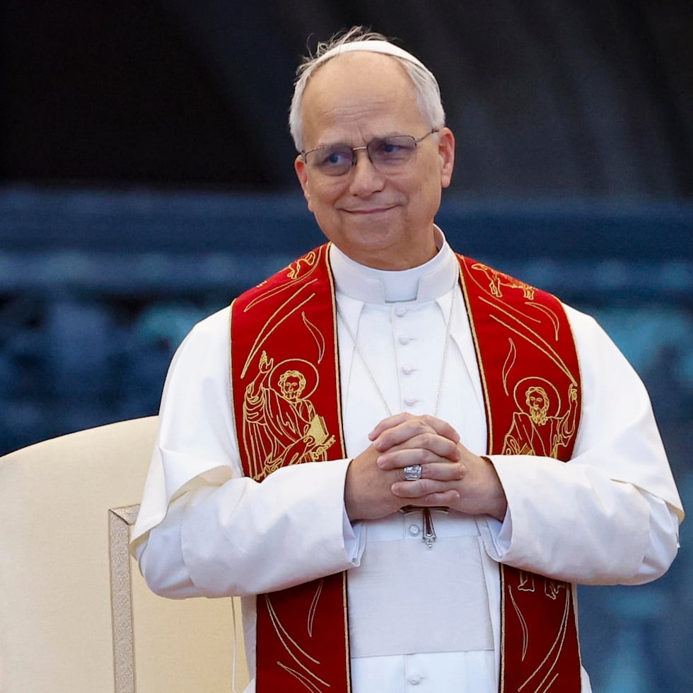 El papa León XIV durante la solemne vigilia de Pentecostés, que reunió a más de 70,000 personas en la plaza de San Pedro del Vaticano y sus inmediaciones.