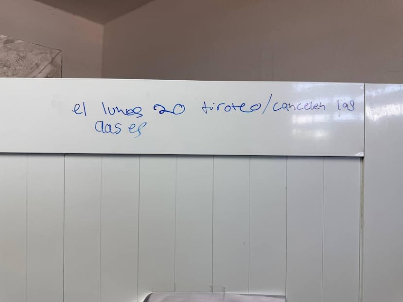 Ejemplo de falsas amenazas escritas en escuelas del Departamento de Educación que están bajo investigación de las autoridades estatales y federales.