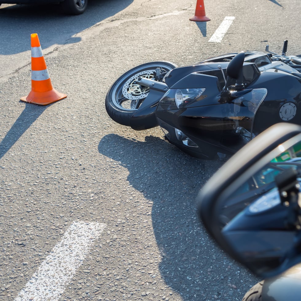 Cuando las autoridades llegaron a la escena, hallaron al motociclista, un hombre de 55 a 59 años, sin signos vitales.