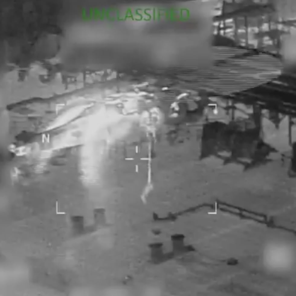 Imagen divulgada por la secretaria de Seguridad Nacional, Kristi Noem, que muestra el momento en que militares estadounidenses bajan de un helicópteros sobre un buque petrolero.