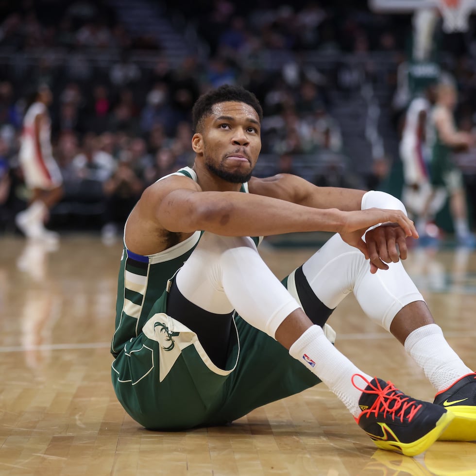 Giannis Antetokounmpo observa el horizonte tras sufrir una lesión.
