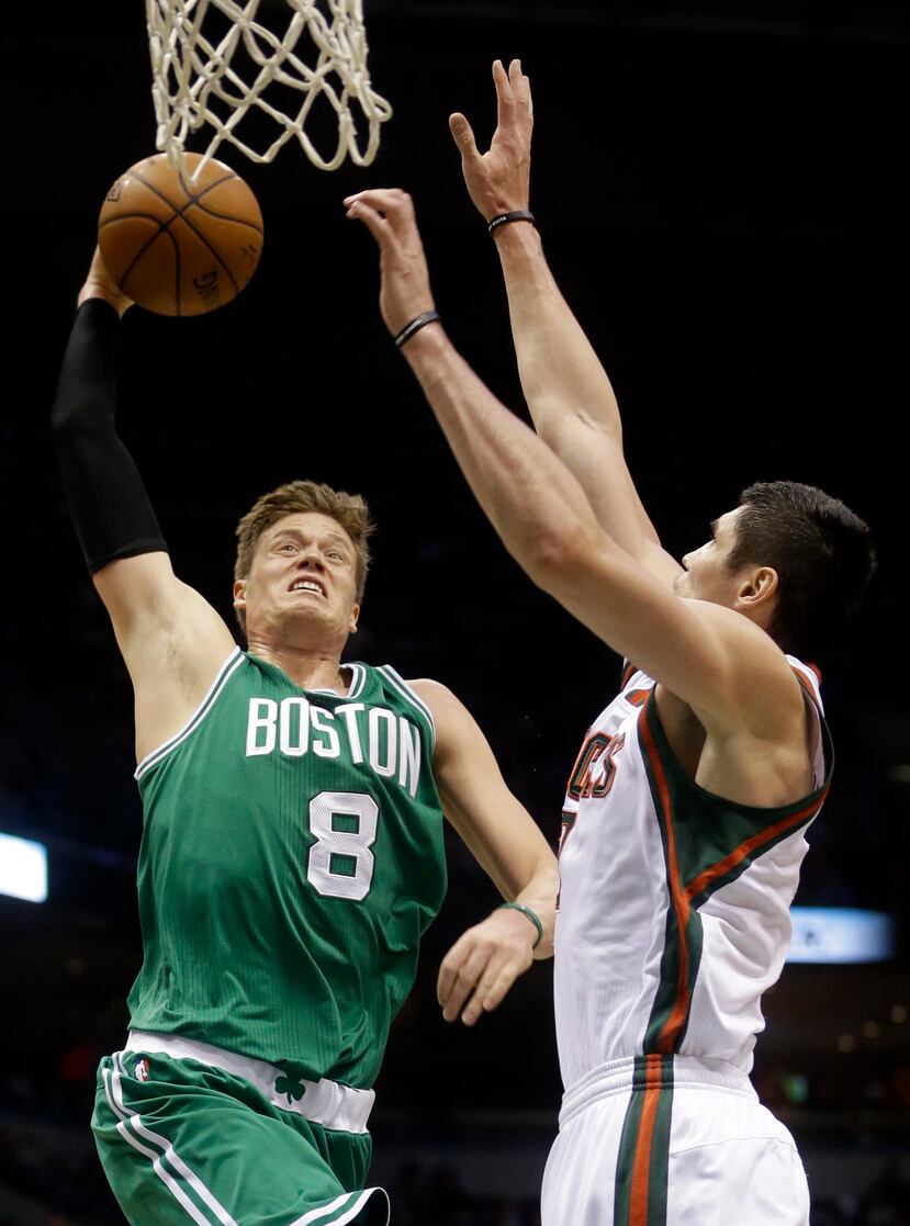 Jonas Jerebko busca donquear el balón frente a Ersan Ilyasova.
