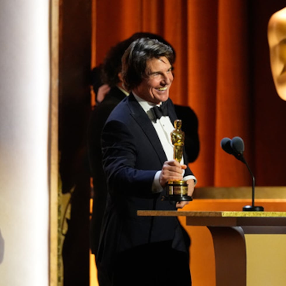 Tom Cruise recibe su Oscar honorario. (AP Photo/Chris Pizzello)