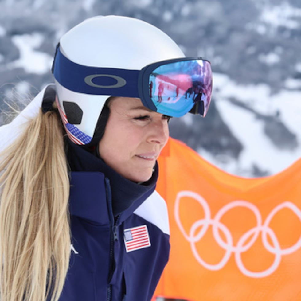 La estadounidense Lindsey Vonn se concentra antes de un entrenamiento oficial de esquí alpino, descenso femenino, en los Juegos Olímpicos de Invierno de 2026, en Cortina d'Ampezzo, Italia, el viernes 6 de febrero de 2026.