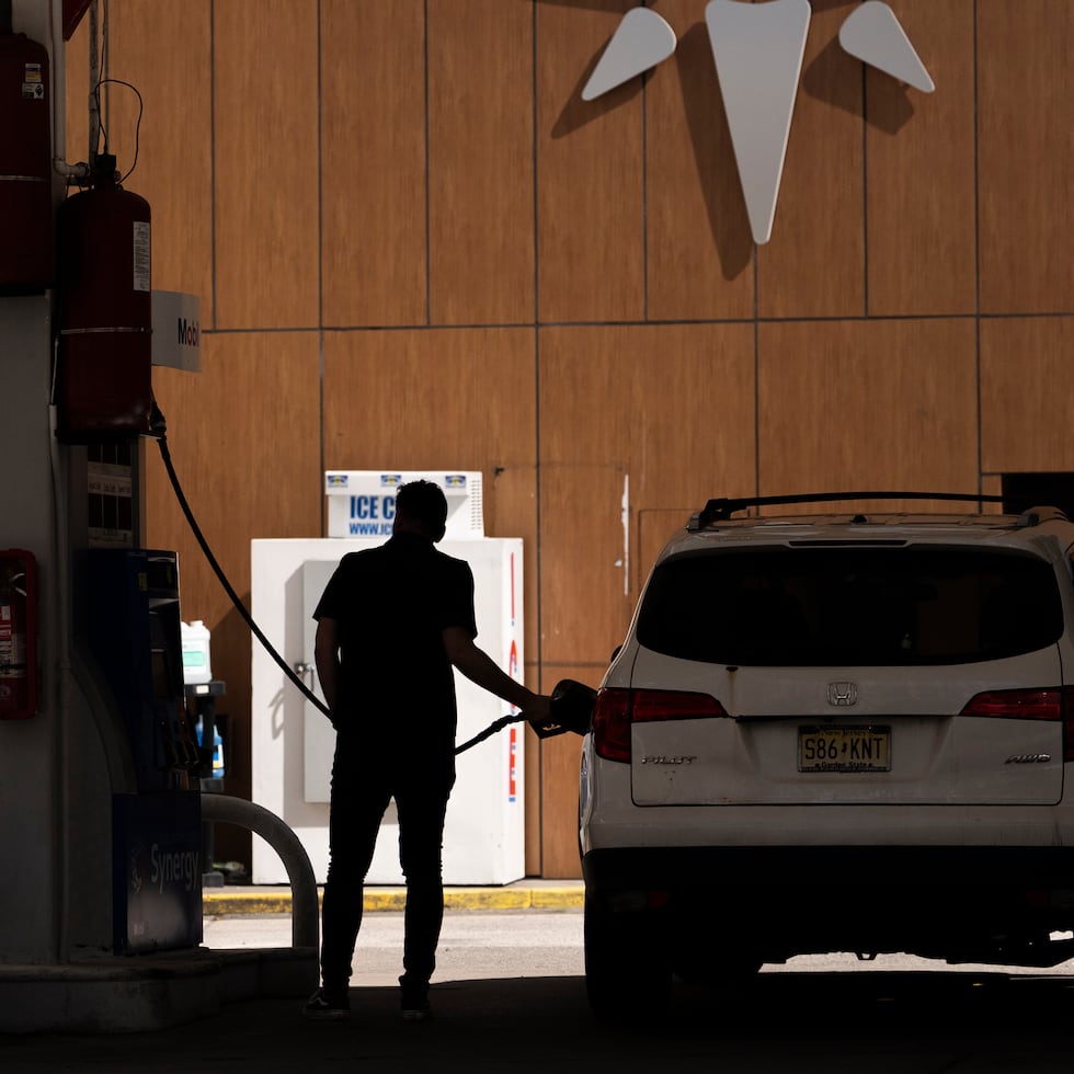 El precio promedio de la gasolina en Estados Unidos era de $2.94 por galón el 1 de marzo, un día después del inicio de la guerra. Este sábado, la media se situó en $3.70.