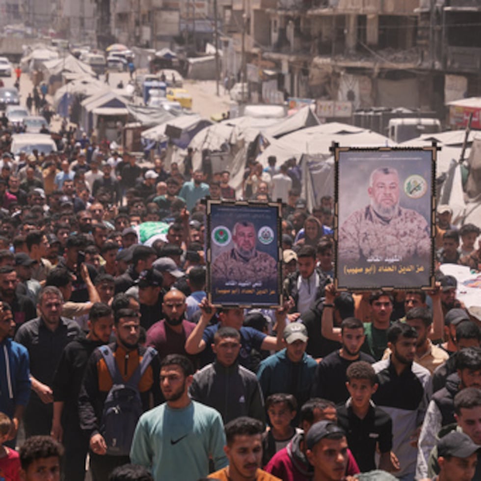 Palestinos asisten al funeral de Izz al-Din al-Haddad, líder de las Brigadas Qassam de Hamás, y de su hija y su esposa en la ciudad de Gaza.