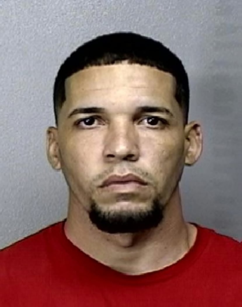 Chayanne Samo Rivera, de 31 años, enfrenta cuatro cargos: uno por asesinato en primer grado, uno por disparar en un lugar público, otro por la portación y posesión de un arma de fuego sin licencia y uno por apuntar o disparar arma de fuego,, de 31 años, enfrenta cuatro cargos: uno por asesinato en primer grado, uno por disparar en un lugar público, otro por la portación y posesión de un arma de fuego sin licencia y uno por apuntar o disparar arma de fuego.