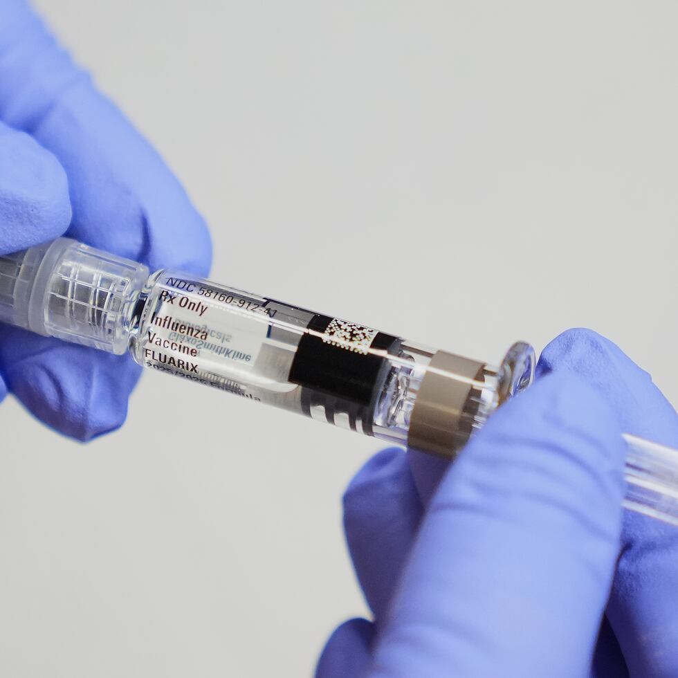 El secretario de Salud Robert F. Kennedy Jr., un destacado activista antivacunas antes de convertirse en el principal funcionario de salud del país, despidió a los 17 miembros del panel a principios de este año, reemplazándolos con un grupo que incluye a varias personas que se han expresado abiertamente contra las vacunas.