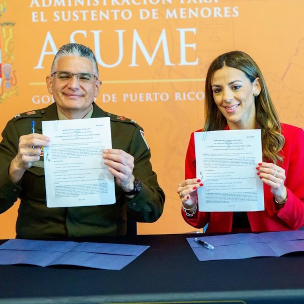 El ayudante general de Puerto Rico, el coronel Carlos J. Rivera Román, junto a la administradora de Asume, María del Mar Mateu Meléndez.