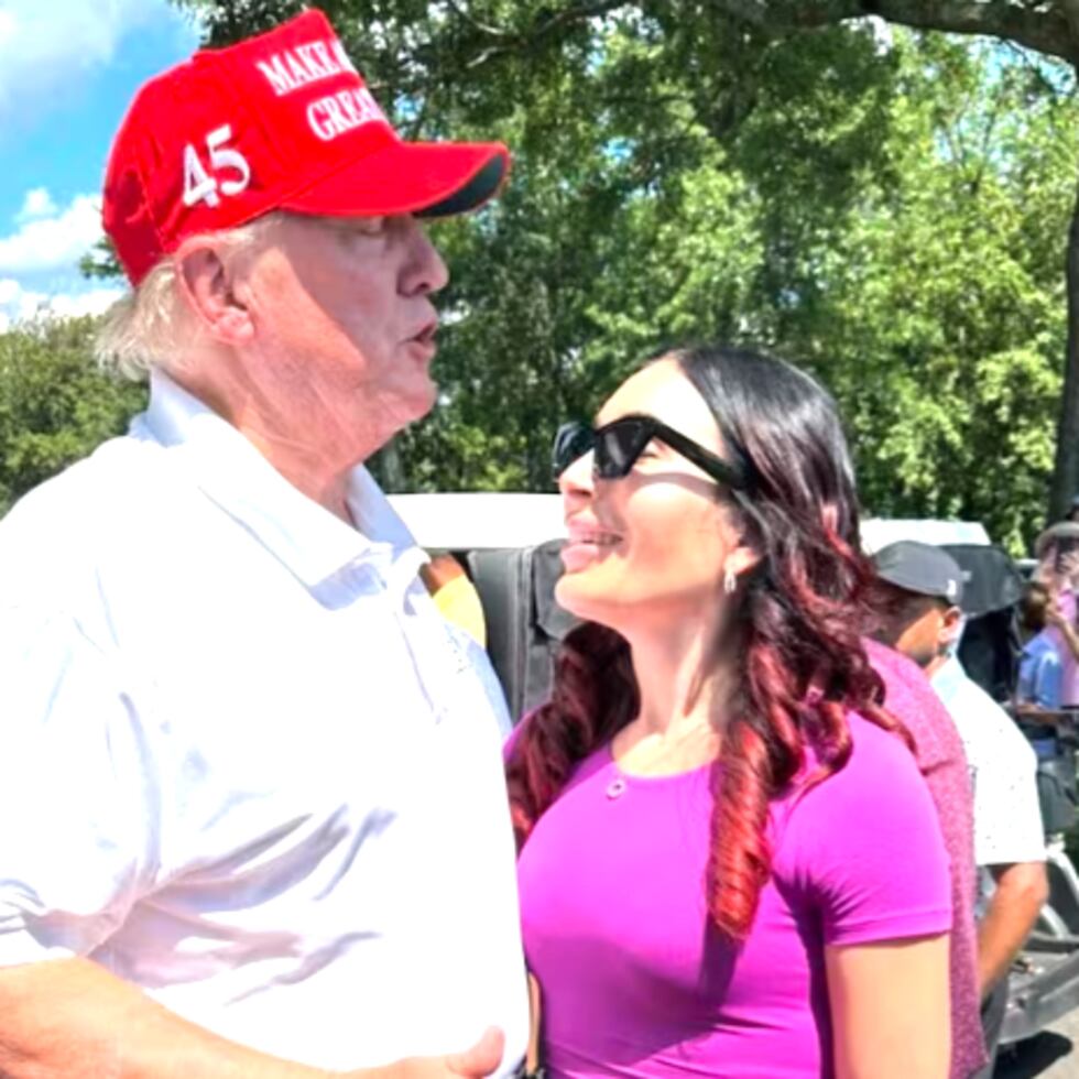 Laura Loomer, en la foto con el presidente Donald Trump, ha lanzado una campaña para sacar de sus puestos a funcionarios que no estén vinculados al movimiento MAGA.