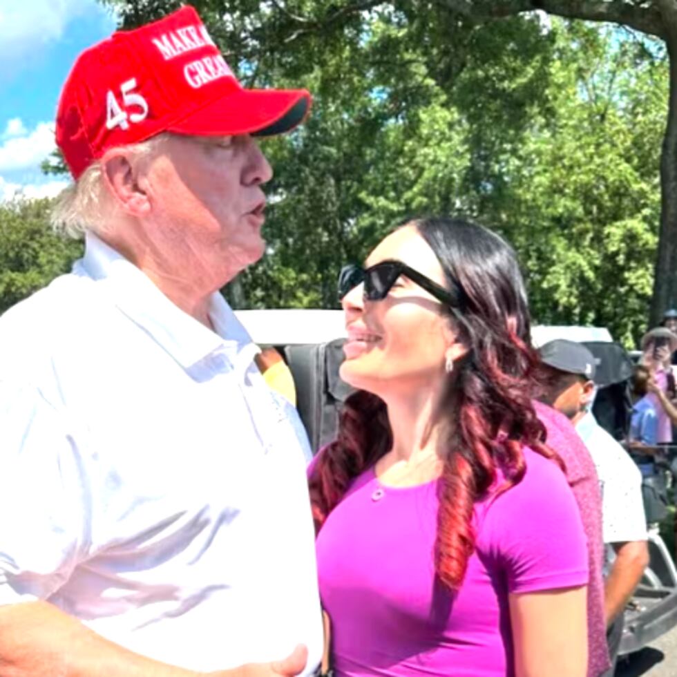 La activista Laura Loomer, en la foto con el presidente Donald Trump, ha sido clave en los ataques a la Junta de Supervisión Fiscal, sobre todo en los días previos a la destitución de seis de sus integrantes.