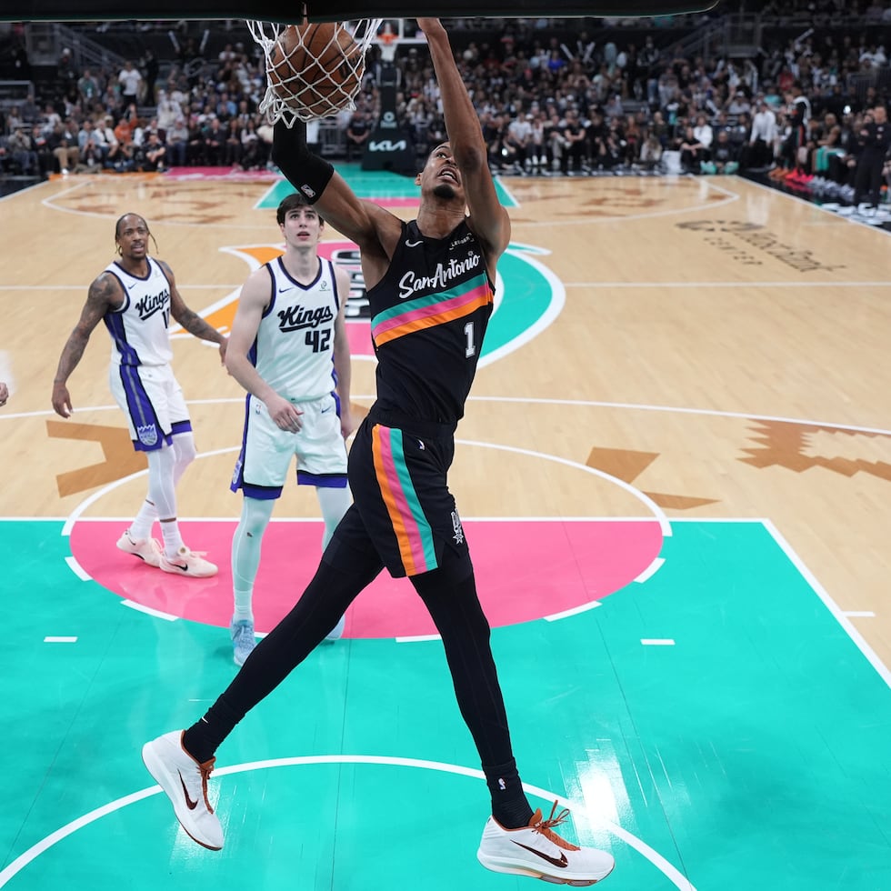 Victor Wembanyama, aquí realizando un donqueo, anotó 28 puntos y capturó 15 rebotes.