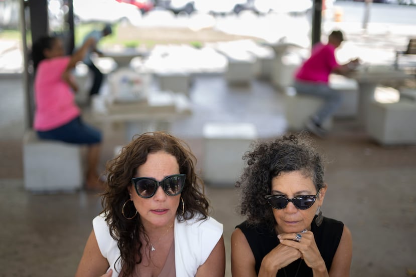 Mari Mari Narváez, de Kilómetro 0, a la izquierda, junto a Hilda Guerrero, de Comuna Caribe, en la Placita Barceló, en Barrio Obrero.