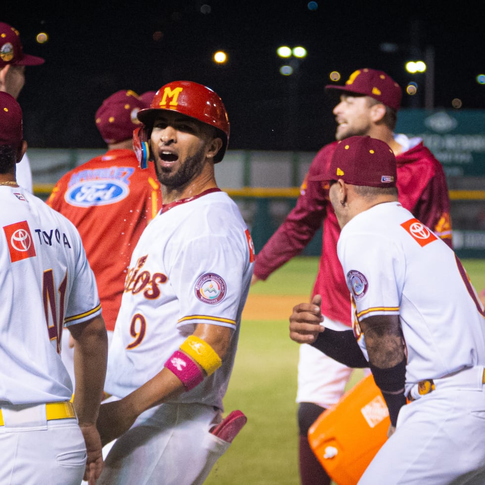 Eddie Rosario celebra su hit ganador con los Indios.