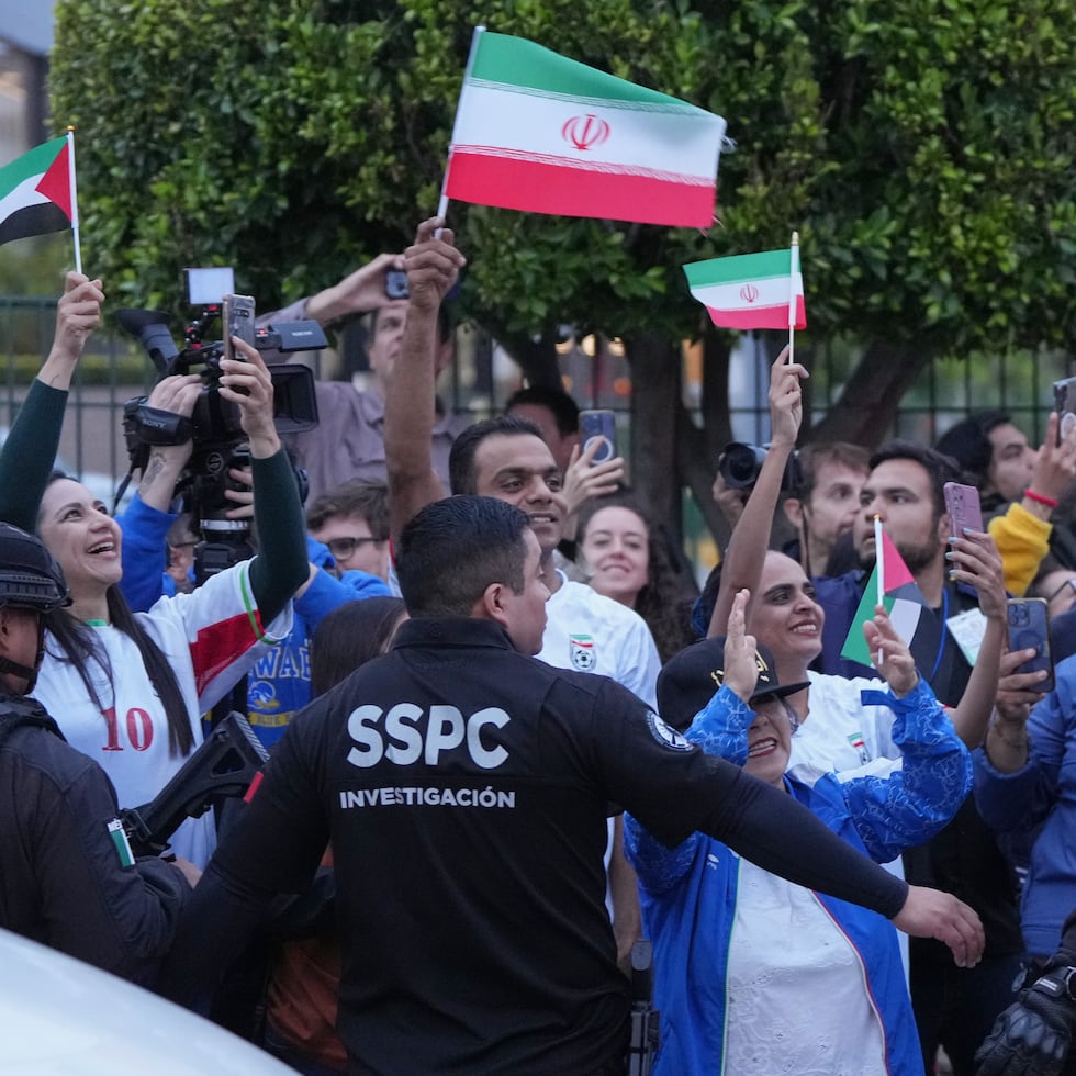 Aficionados de la selección iraní de fútbol que disputará el Mundial, saludan a los jugadores a su llegada a Tijuana, México, el domingo.