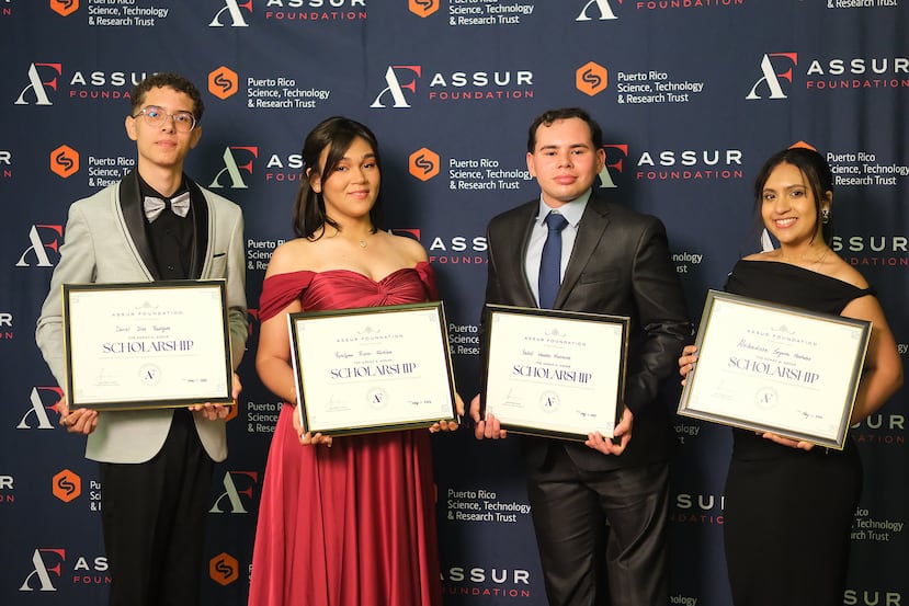 Desde la izquierda: los estudiantes Dariel Díaz Rodríguez, Roselymar Rivera Fontánez, Yadiel Morales Frontane y Alsibiadisse Segarra Meléndez recibieron sendas becas de $20,000 tras ganar el Premio Azmat A. Assur para Futuros Académicos en STEM.