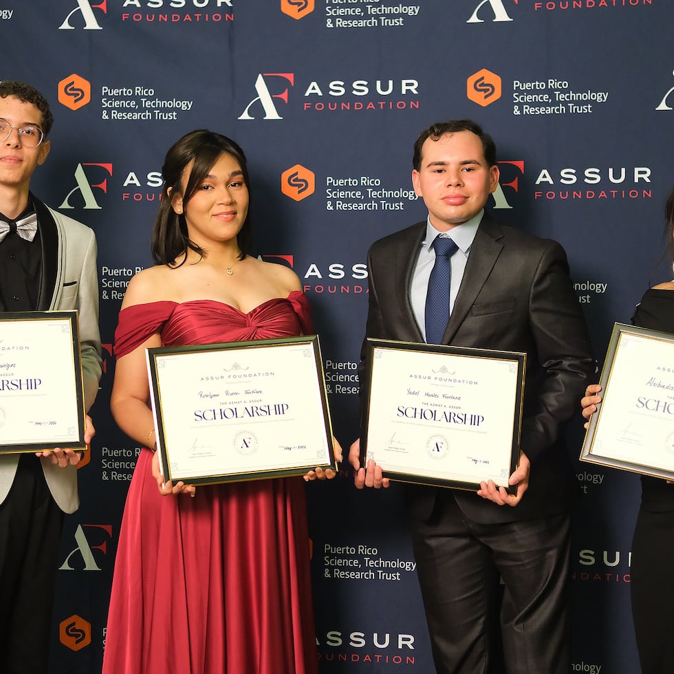 Desde la izquierda: los estudiantes Dariel Díaz Rodríguez, Roselymar Rivera Fontánez, Yadiel Morales Frontane y Alsibiadisse Segarra Meléndez recibieron becas de $20,000 tras ganar el Premio Azmat A. Assur para Futuros Académicos en STEM.