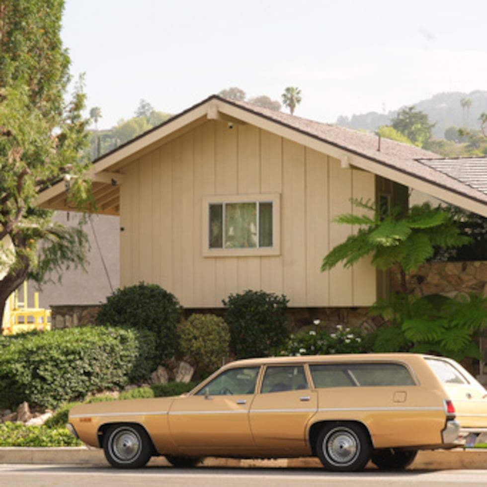 La Casa de la Tribu de los Brady, la vivienda unifamiliar de dos plantas que sirvió de escenario principal para la serie de televisión "La tribu de los Brady" en el barrio de Studio City de Los Ángeles, miércoles 4 de marzo de 2026, ha sido designada Monumento Histórico-Cultural de Los Ángeles. (AP Photo/Damian Dovarganes)