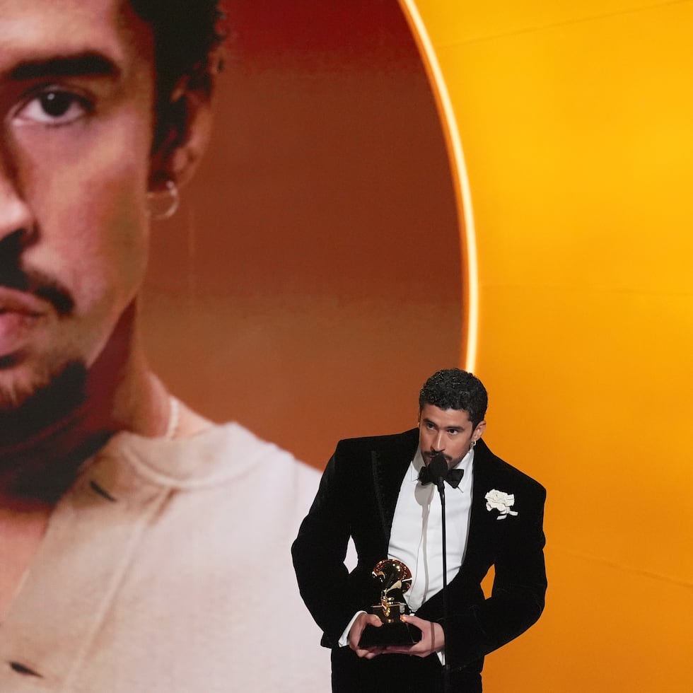 El cantante se dirige al público al recibir el galardón a mejor álbum de música urbana, en uno de los momentos más comentados de la noche.