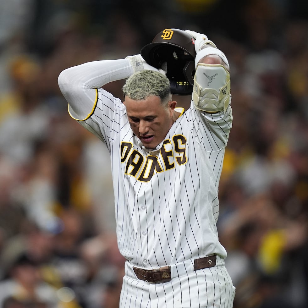 Manny Machado, de los Padres, reacciona frustrado luego de que Garrett Mitchell, de los Brewers, le robara lo que parecía un cuadrangular en la octava entrada.