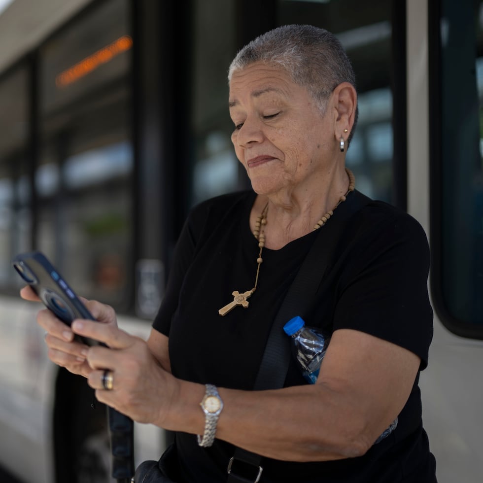 Ana Victoria Torres, usuaria de la AMA de toda la vida, descargó la aplicación móvil con un poco de ayuda de El Nuevo Día, y se mostró positiva con la nueva herramienta que le ayudará a rastrear los autobuses.