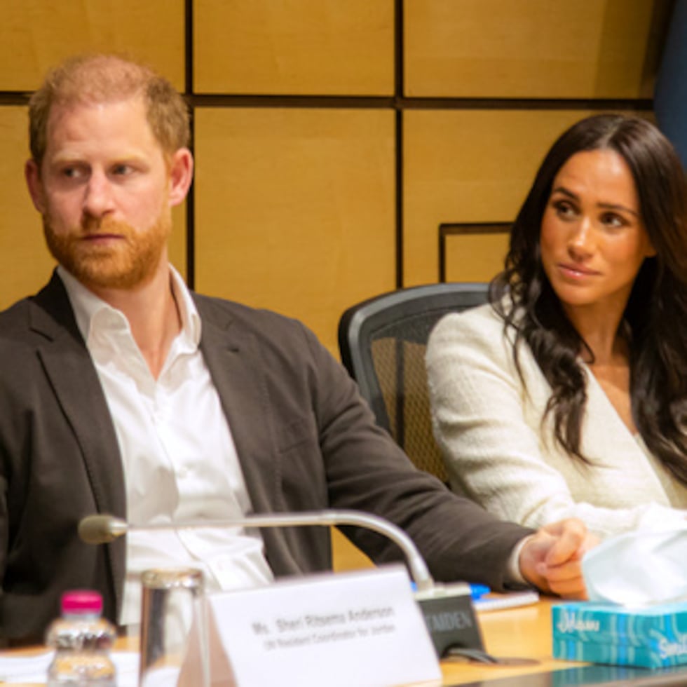 En esta foto difundida por la Organización Mundial de la Salud, el príncipe Harry y su esposa, Meghan, duquesa de Sussex, visitan el Hospital de Especialidades para reunirse con evacuados médicos recientes de Gaza en Ammán, Jordania, el miércoles 25 de febrero de 2026. (Organización Mundial de la Salud vía AP)