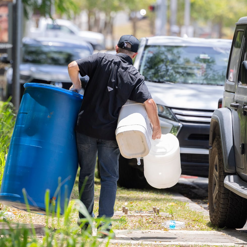 Un ciudadano se dirige hacia un oasis con varios candungos de agua.