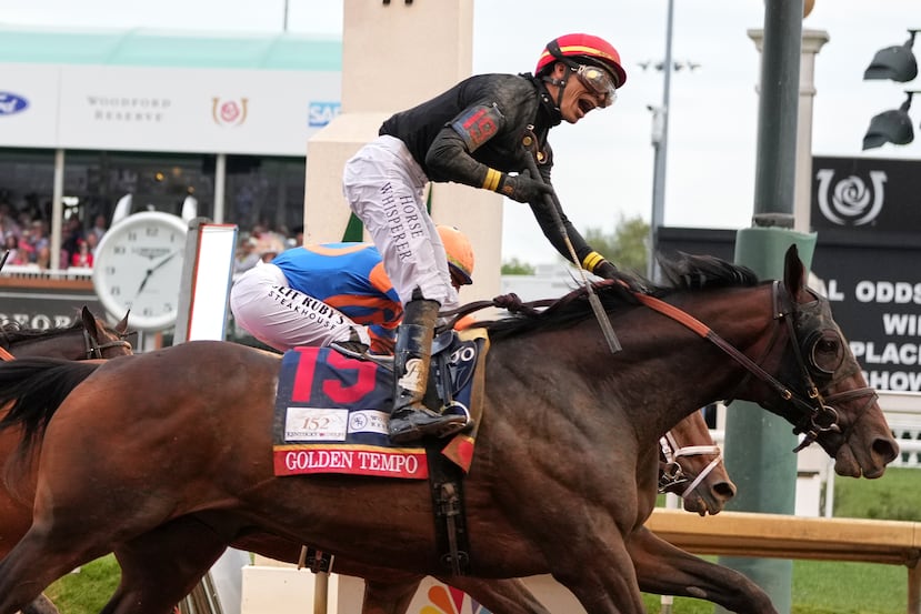 José Luis Ortiz celebra tras cruzar la meta en primer lugar. Al fondo, su hermano, Irad Ortiz, Jr.