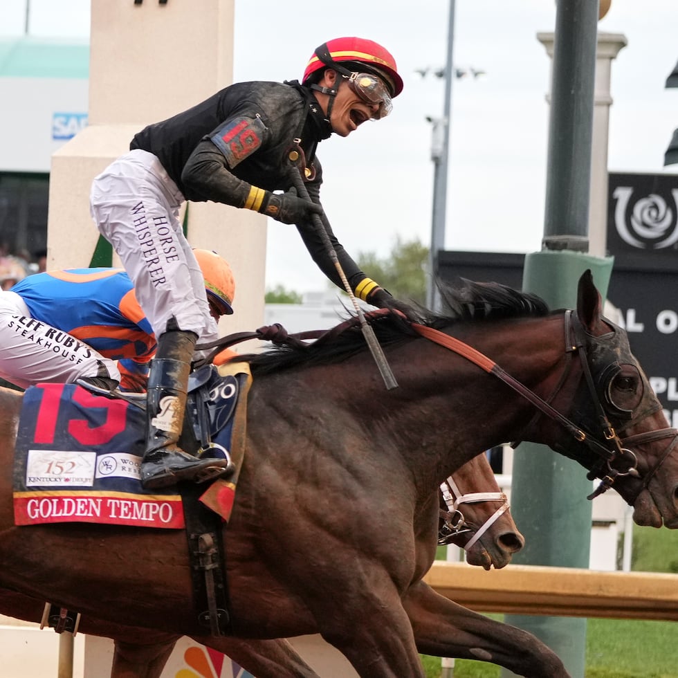 La entrenadora Golden Tempo (19), con José Luis Ortiz arriba, considera llevar en vez a su ejemplar a la tercera pata de la Triple Corona.