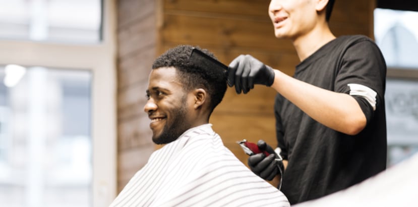 Las iglesias, salones de belleza y otros centros comunitarios han sido usados para llegar a gente que a menudo no tienen acceso a médicos para promover exámenes de cáncer y otros servicios. (Shutterstock)