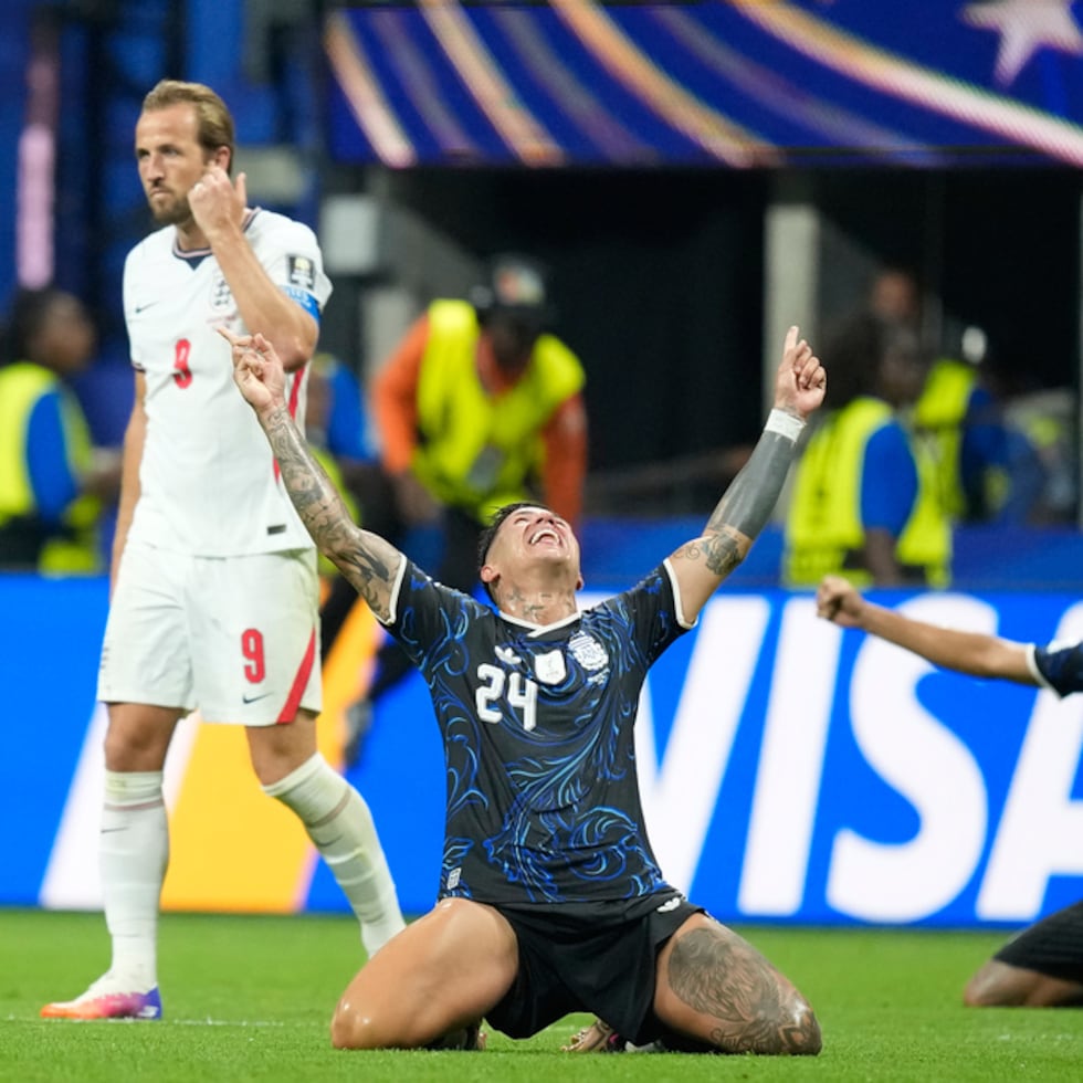 Enzo Fernández y Nico González, a la derecha, celebran la remontada de Argentina mientras Harry Kane observa resignado.