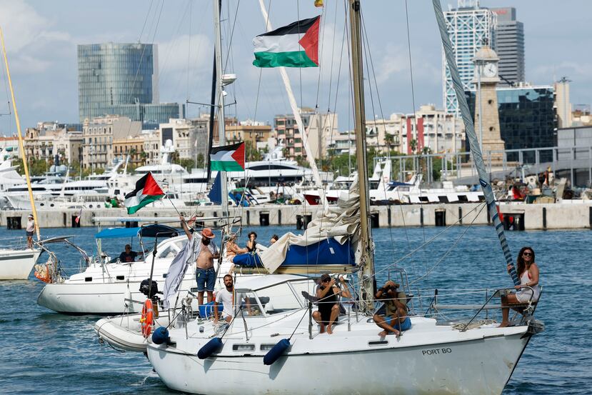 Algunos de los barcos de la flotilla con destino a Gaza cuando zarparon de Barcelona, España, el pasado 31 de agosto.