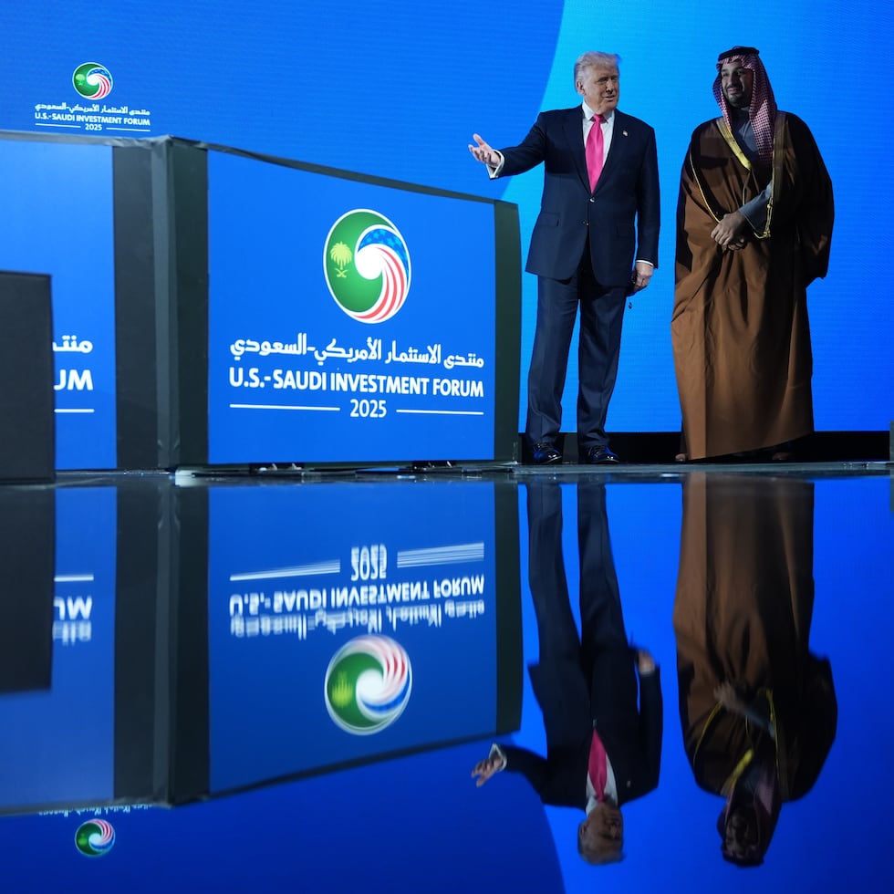 El presidente Donald Trump sube al escenario durante el Foro de Inversión Saudí junto al príncipe heredero Mohamed bin Salman en el Centro Kennedy, el miércoles 19 de noviembre de 2025, en Washington.