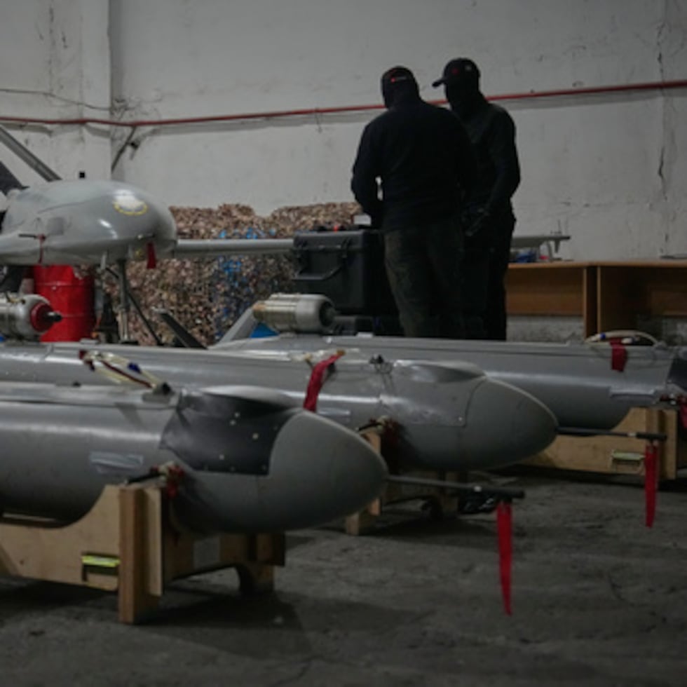 Militares de la inteligencia de defensa de Ucrania instalan drones contra Rusia en un lugar no revelado de Ucrania a última hora del jueves 28 de mayo de 2026. (AP Photo/Efrem Lukatsky)