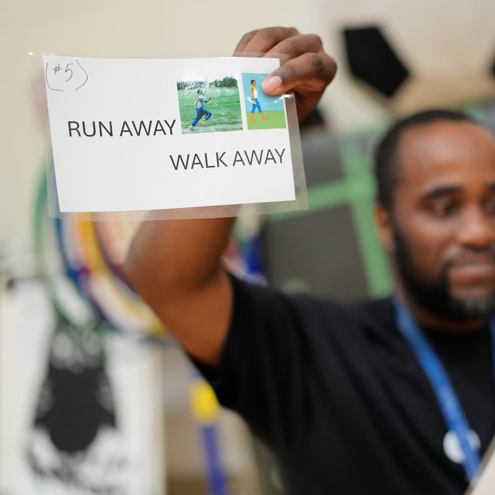 El maestro de educación física y salud Ronald Anderson muestra las instrucciones que deben seguir los alumnos cuando encuentran un arma de fuego, durante una lección de seguridad con armas en la Escuela Primaria Berclari, el lunes 27 de octubre de 2025, en Memphis, Tennessee.