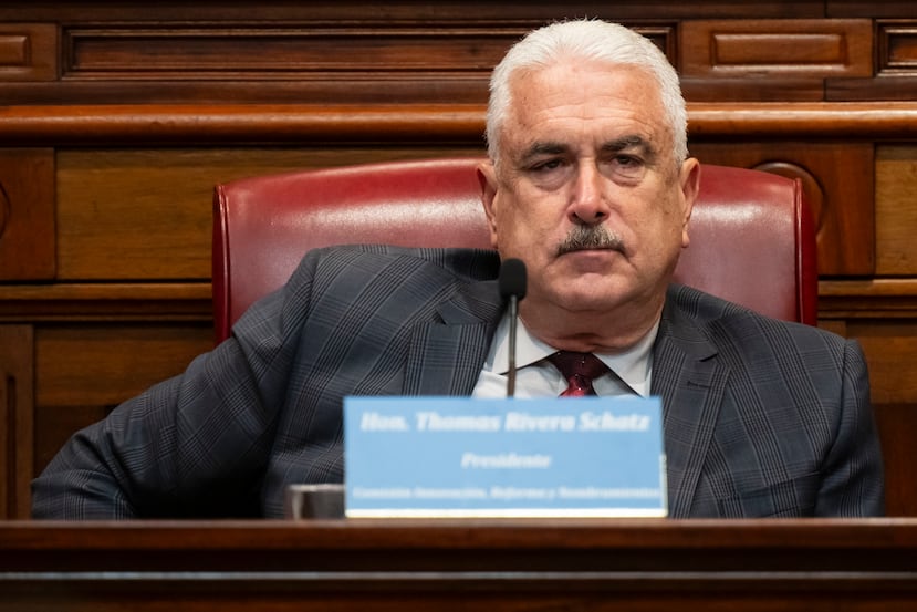 Una de las legislaciones firmadas es de la autoría del senador Thomas Rivera Schatz, para distribuir $1,352,861 entre varios municipios para financiar proyectos de infraestructura, mejoras de capital, desarrollo económico, mantenimiento de infraestructura crítica, así como obras relacionadas con la salud y seguridad pública.
