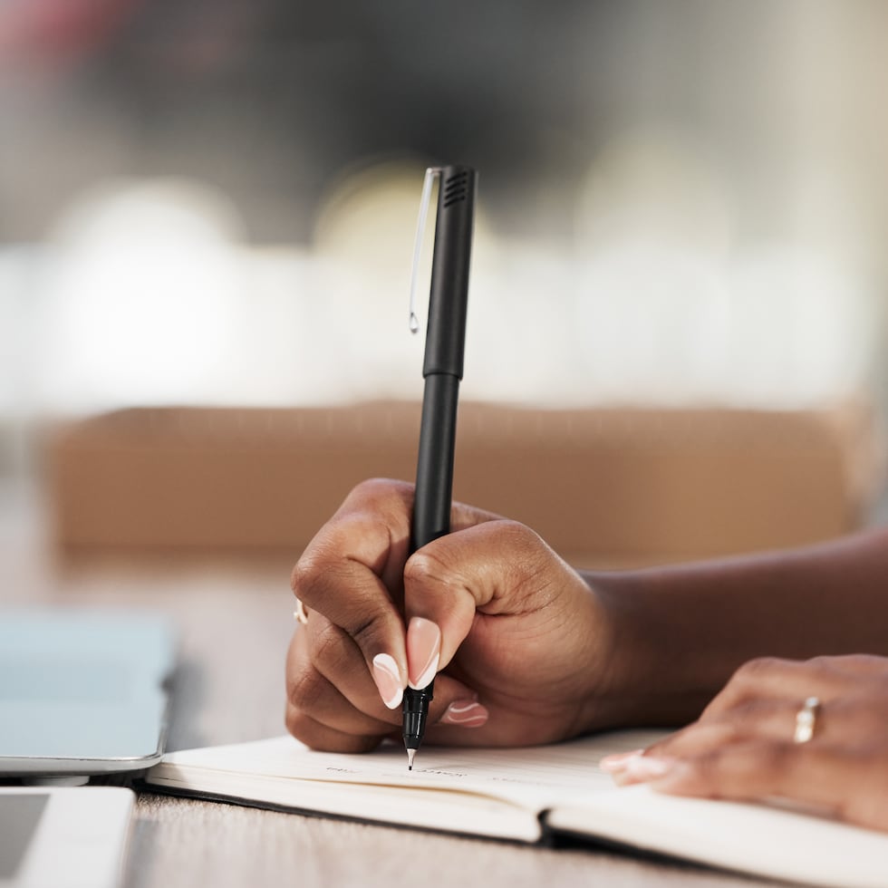 Durante el taller, los participantes realizarán ejercicios de escritura reflexiva enfocados en la expresión emocional, el manejo del estrés y el fortalecimiento del bienestar personal.