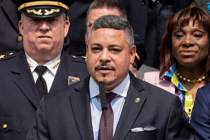 Edward A. Cabán da un discurso tras rendir juramento como el nuevo comisario del Departamento de Policía de Nueva York.