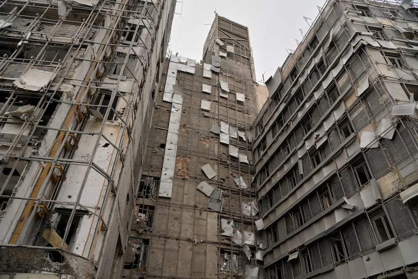 Se ven daños en la fachada del Hospital Gandhi, que fue alcanzado el domingo cuando un ataque impactó una torre de comunicaciones de la televisión estatal y edificios cercanos al otro lado de la calle durante la actual campaña militar conjunta de Estados Unidos e Israel en Teherán, Irán, el lunes 2 de marzo de 2026. (Foto AP/Vahid Salemi)