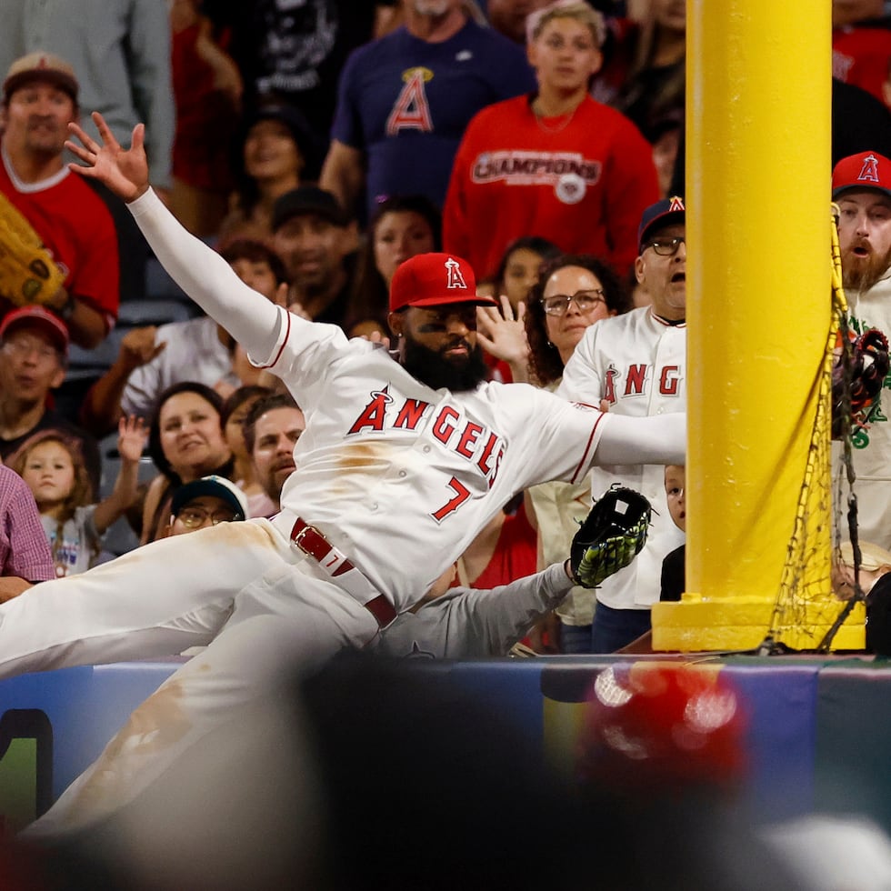 Jo Adell, de los Angels de Los Ángeles, atrapa un elevado de J.P. Crawford, de los Mariners de Seattle.