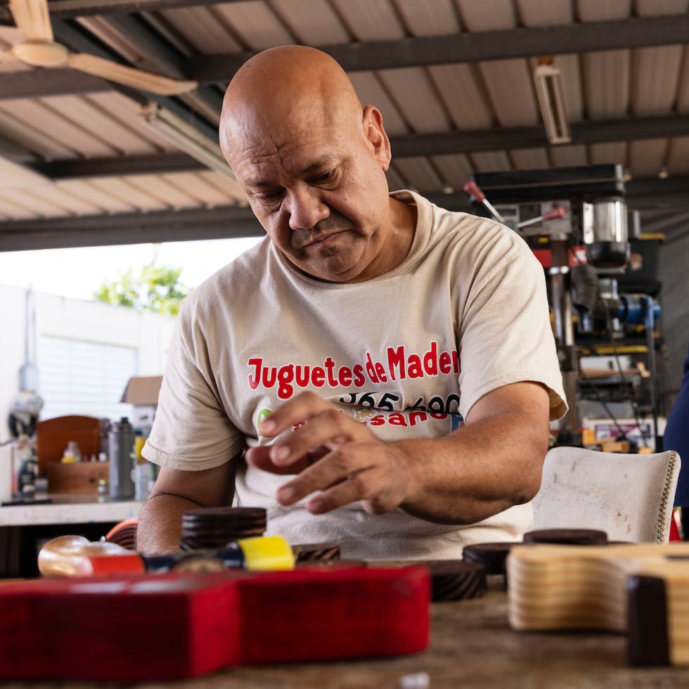 La pandemia del Covid-19 transformó las vidas de Rafael Cardona y su esposa, Rosa Aideé, quienes se certificaron como artesanos, especializándose en la fabricación de juguetes en madera.
