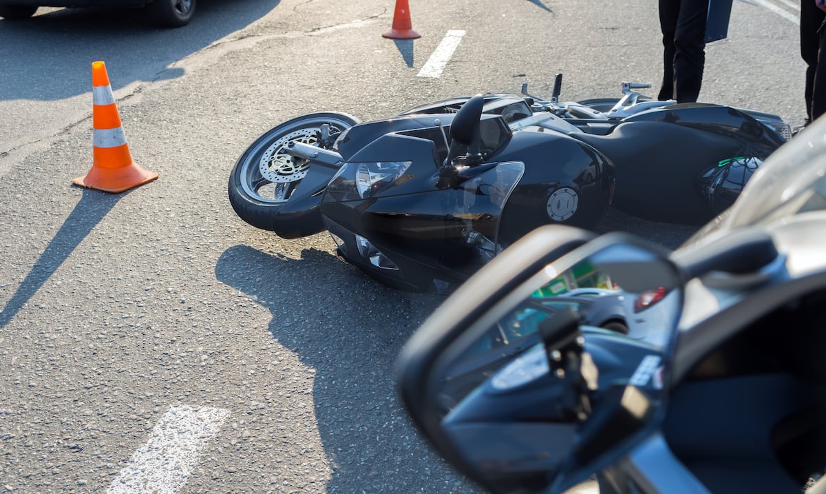Muere motociclista de 23 años tras impactar el remolque de un camión en Carolina