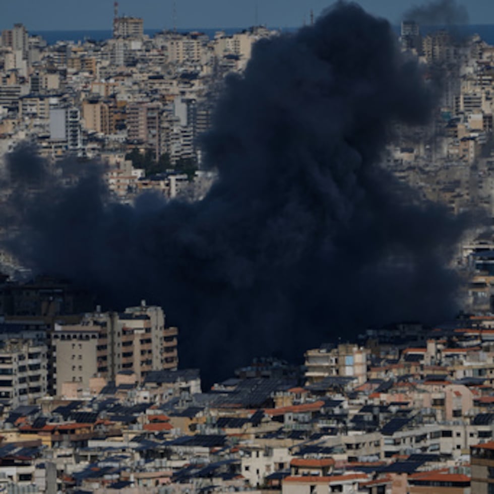 El humo se eleva tras un ataque aéreo israelí el lunes en Dahiyeh, en Líbano.