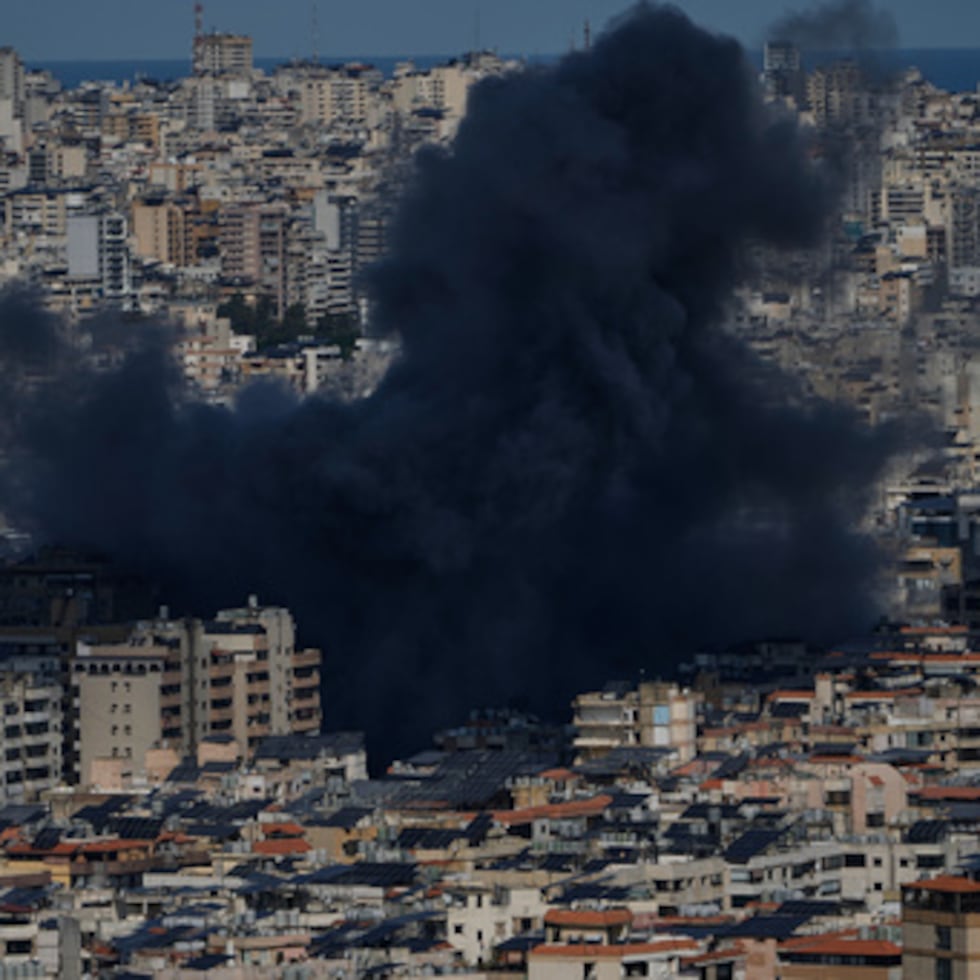 El humo se eleva tras un ataque aéreo israelí en Dahiyeh, un suburbio al sur de Beirut, Líbano.