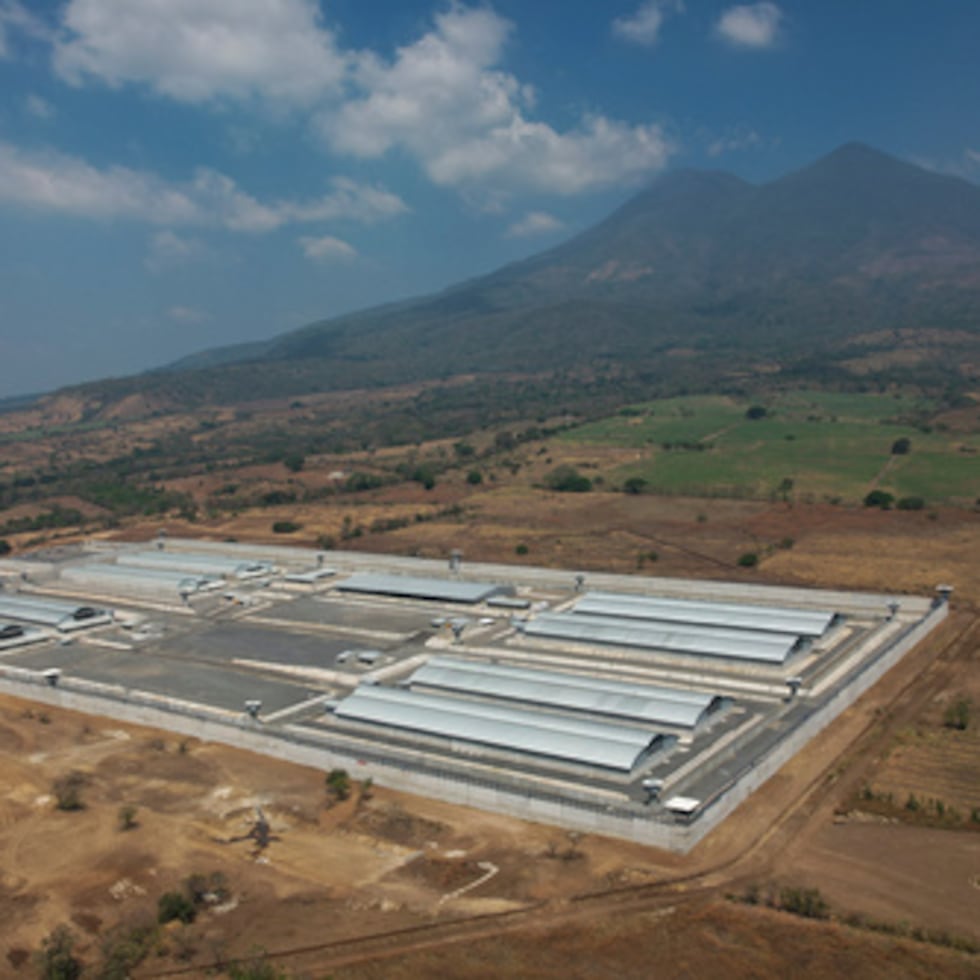 ARCHIVO - Una mega-prisión conocida como Centro de Detención Contra el Terrorismo (CECOT) se levanta en Tecoluca, El Salvador, el 5 de marzo de 2023. (AP Photo/Salvador Melendez, Archivo)